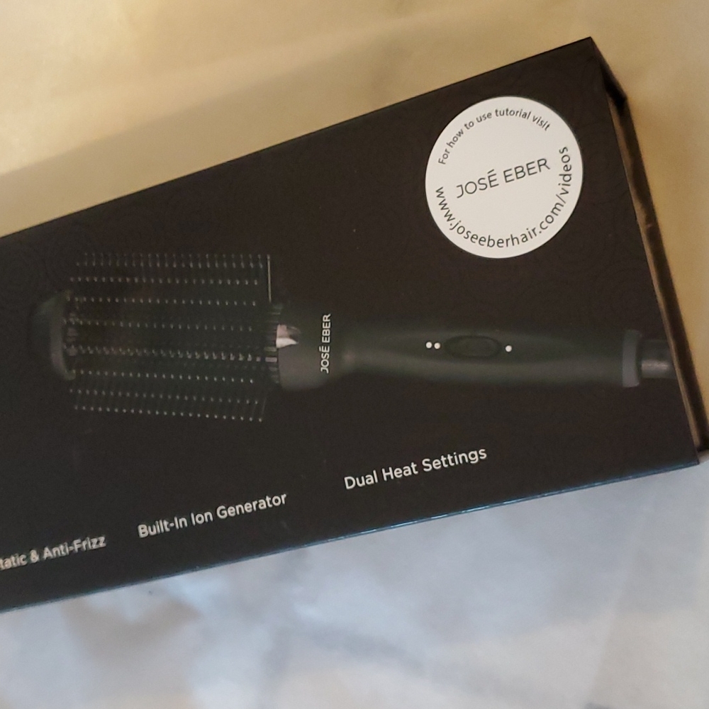 NIB-JOSÉ EBER 4 in 1 Volumizing Hot Brush NWT. Never Opened.